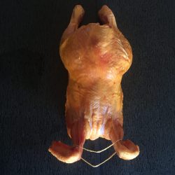 På billedet ses en røget kylling