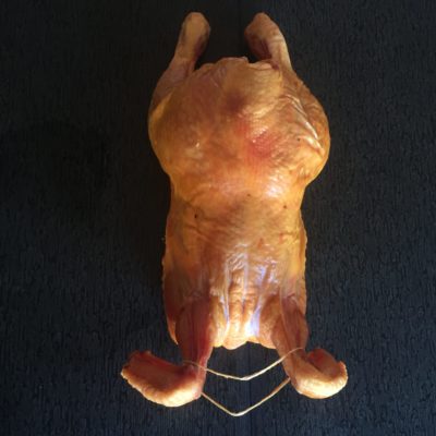 På billedet ses en røget kylling